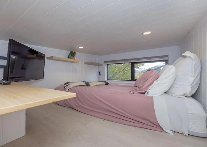 Tiny House With Mountain Views, Indoor And Outdoor Fire, Private Courtyard Garden